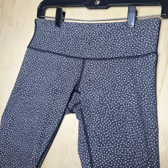 Lululemon Women’s Cropped Comfy Leggings Size 6 - Picture 3 of 10